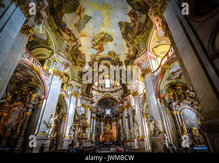 L'intérieur baroque radical spectaculaire de l'église St Nicholas dans Mala Strana Prague Banque D'Images