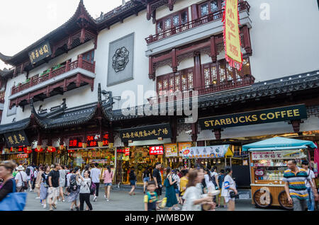 Le café Starbucks sur la vieille rue Yuyuan près de jardins de Yuyuan de Shanghai, Chine. Banque D'Images