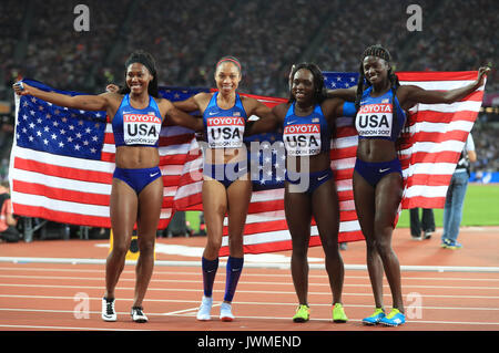 USA 4x100m relais Team Aaliyah Brown, Allyson Felix, Morolake Akinosun et Tori Bowie célèbrent en prenant l'or pendant jour 9 de l'IAAF 2017 Championnats du monde à la London Stadium. Banque D'Images