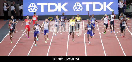 Usain Bolt en Jamaïque (centre droit) tire de blessés en Grande-Bretagne est Mitchell-Blake Nathaneel (troisième à gauche) continue de gagner les hommes du 4x100m relais de jour final 9 des Championnats du monde IAAF 2017 à la London Stadium. Photo date : Samedi 12 août 2017. Voir l'histoire du monde d'ATHLÉTISME PA. Crédit photo doit se lire : Yui Mok/PA Wire. RESTRICTIONS : un usage éditorial uniquement. Pas de transmission de sons ou d'images en mouvement et pas de simulation vidéo. Banque D'Images