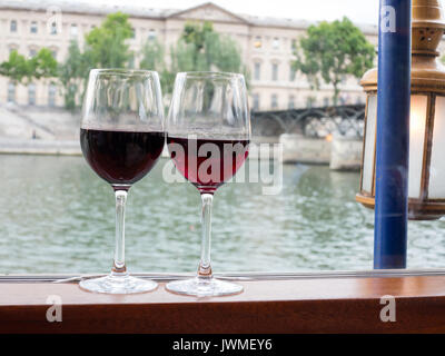 De verres de vin sur une croisière à Paris Banque D'Images
