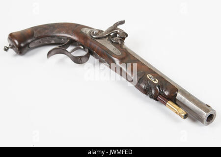 Un pistolet à percussion antique sur fond blanc Banque D'Images