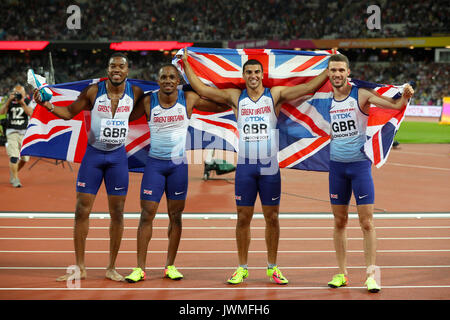 (De gauche à droite) Grande Bretagne Mitchell-Blake Chijindu de Nethaneel, Ujah, Adam Gemili et Daniel Talbot célébrer après avoir remporté l'or dans l'épreuve du relais 4x100m lors du day 9 des Championnats du monde IAAF 2017 à la London Stadium. Banque D'Images