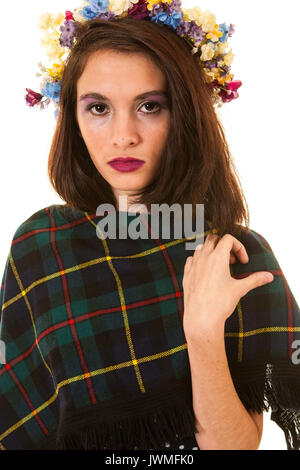 Jolie teen girl avec la couronne de fleurs et couverture plaid Banque D'Images