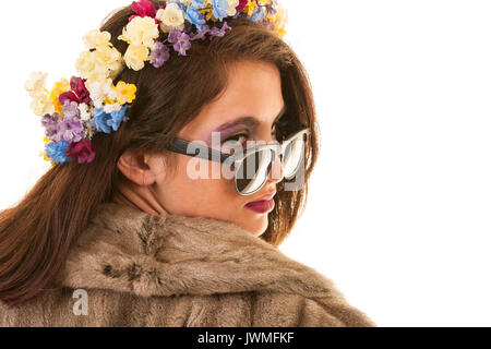 Une jeune adolescente avec manteau de fourrure et des fleurs dans les cheveux Banque D'Images