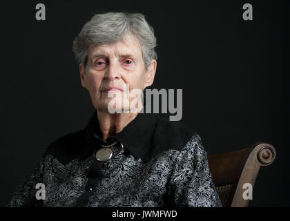 Un portrait de la dignité à la vieille femme aux cheveux gris Banque D'Images