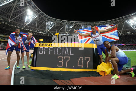 En Grande-Bretagne, Nethaneel Mitchell-Blake, Chijindu Ujah, Adam Gemili et Daniel Talbot fêtent après avoir remporté l'or dans le relais hommes 4x100m au cours de la neuf journée des Championnats du monde IAAF 2017 au stade de Londres. Date de la photo: Samedi 12 août 2017. Voir PA Story ATHLETICS World. Le crédit photo devrait se lire: Martin Rickett/PA Wire. Banque D'Images