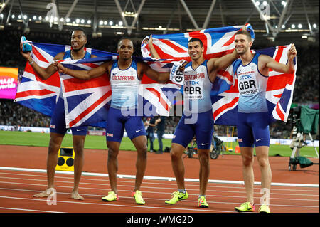 Great Britain's 4x100m de l'équipe de relais masculine, Nethaneel Mitchell Blake, Chijindu Ujah, Adam Gemili, et Daniel Talbot célébrer en prenant l'or pendant jour 9 des Championnats du monde IAAF 2017 à la London Stadium. Banque D'Images