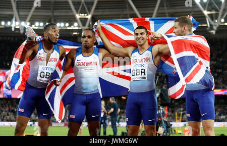 Great Britain's 4x100m de l'équipe de relais masculine, Nethaneel Mitchell Blake, Chijindu Ujah, Adam Gemili, et Daniel Talbot célébrer en prenant l'or pendant jour 9 des Championnats du monde IAAF 2017 à la London Stadium. Banque D'Images