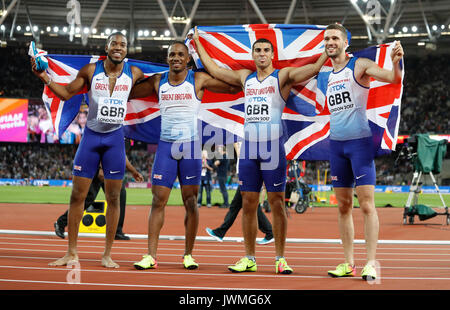 Great Britain's 4x100m de l'équipe de relais masculine, Nethaneel Mitchell Blake, Chijindu Ujah, Adam Gemili, et Daniel Talbot célébrer en prenant l'or pendant jour 9 des Championnats du monde IAAF 2017 à la London Stadium. Banque D'Images