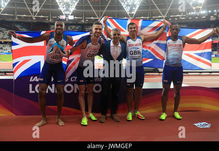 Great Britain's 4x100m de l'équipe de relais masculine, Nethaneel Mitchell Blake,Daniel Talbot, Maire de Londres Sadiq Khan, Adam Gemili et Chijindu Ujah célébrer après avoir pris l'or dans l'épreuve du 4x100m en finale jour 9 des Championnats du monde IAAF 2017 à la London Stadium. Banque D'Images