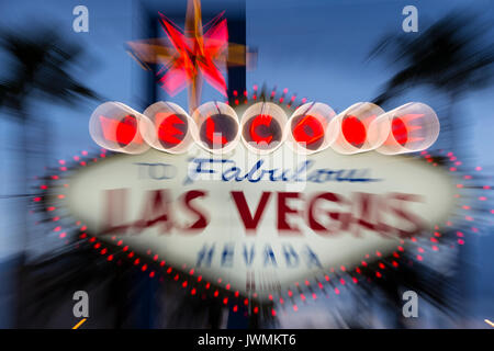 L'emblématique 'Welcome to Fabulous Las Vegas" en néon accueille les visiteurs à Las Vegas voyageant au nord sur le Strip de Las Vegas.