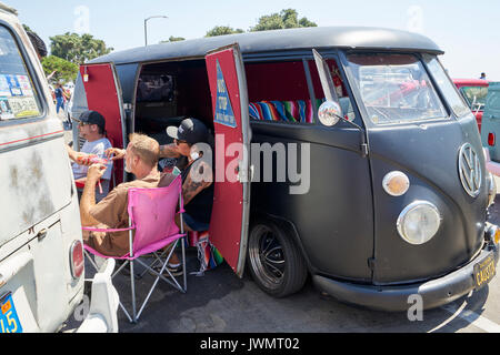 Les amateurs de voitures allemand se rassemblent pour socialiser et afficher leur Volkwagens vintage (et quelques Porsches) Banque D'Images