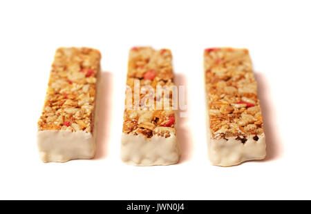 Trois Fruits et yaourts de granola sur fond blanc Banque D'Images