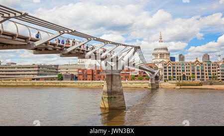 Londres, Royaume-Uni - 12 juin 2012 : Les piétons sur la passerelle du millénaire de Londres, un pont suspendu en acier traversant la Tamise. Banque D'Images