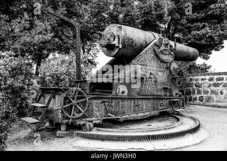 Canons antiques au château de Montjuic à Barcelone - BARCELONE / ESPAGNE - 2 OCTOBRE 2016 Banque D'Images