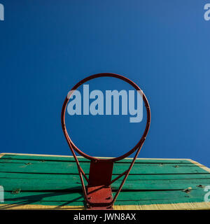 Un vieil anneau de basket-ball contre le ciel. Banque D'Images