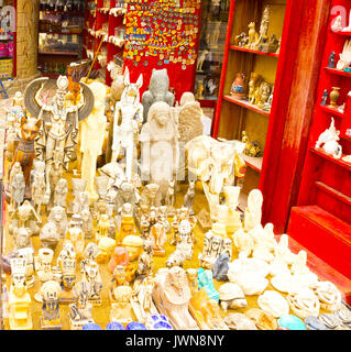 Sharm El Sheikh, Egypte - 13 Avril 2017 : les chats et de l'albâtre, statuette égyptienne en magasin de souvenirs Banque D'Images