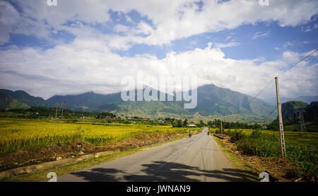 Route de montagne dans la région de Sapa, dans le nord du Viet Nam. Sa Pa a le plus grand marché dans la province et est également célèbre pour les rizières en terrasses. Banque D'Images