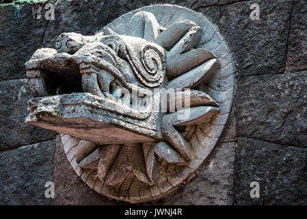 Ancienne sculpture de l'antique serpent à plumes Quetzalcoatl dieu aztèque monté sur un mur de pierre au Mexique Banque D'Images