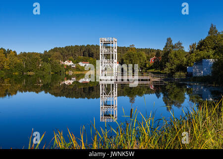 Un tour de saut et de cottages traditionnels s'en tient à l'en Suède, au bord du lac de Hedemora Banque D'Images