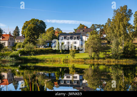 Un cottage traditionnel se distingue par le Lakeside en Suède, de Hedemora Banque D'Images