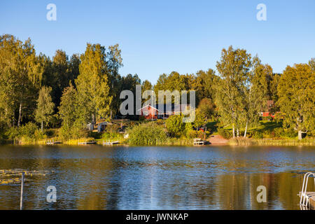 Un cottage traditionnel se distingue par le Lakeside en Suède, de Hedemora Banque D'Images