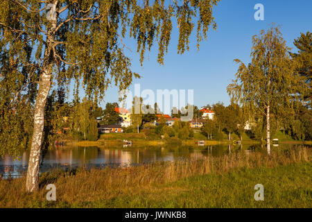 Un cottage traditionnel se distingue par le Lakeside en Suède, de Hedemora Banque D'Images