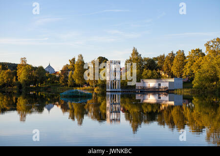 Un cottage traditionnel et jumpring tour s'élève par le Lakeside en Suède, de Hedemora Banque D'Images