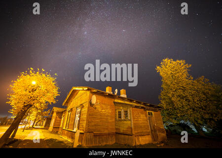 Ciel étoilé plus petite ville vieille rue avec les maisons en bois. Temps d'automne, Banque D'Images