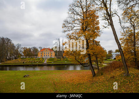 Temps d'automne dans le manoir plus riches en Estonie - Palmse. Étang et vue sur le parc. Banque D'Images