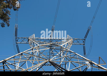 Lignes électriques haute tension et pylônes transportant 133 kv d'énergie en Nouvelle-Galles du Sud, Australie Banque D'Images