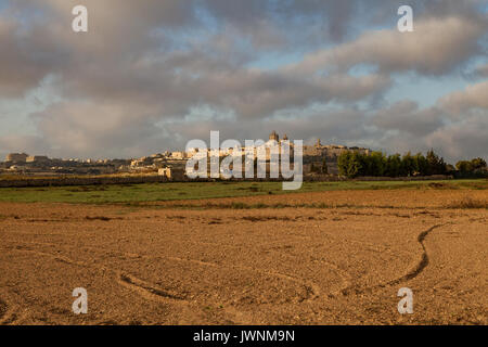 Bastide perchée ancienne capitale de Malte, la ville silencieuse, Mdina ou L-Mdina, ligne d'horizon au lever du soleil. Banque D'Images