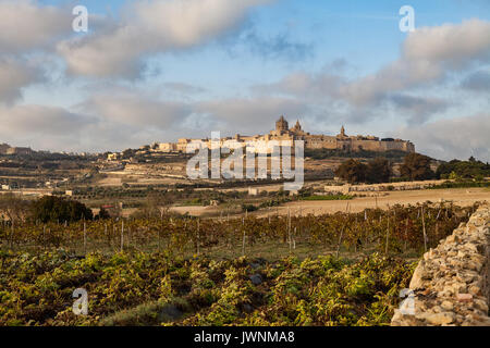 Ancienne bastide perchée par ancienne capitale de Malte, la ville silencieuse, ou Mdina Rabat, ligne d'horizon au lever du soleil. Banque D'Images