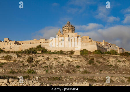 Ancienne bastide perchée par ancienne capitale de Malte, la ville silencieuse, ou Mdina Rabat, ligne d'horizon au lever du soleil. Banque D'Images