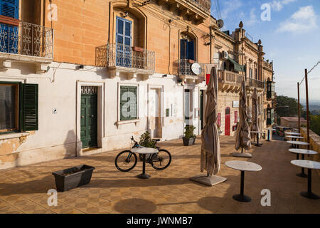 MDINA, MALTE - 30 août, 2016 : rue étroite avec le cafe dans la ville Banque D'Images