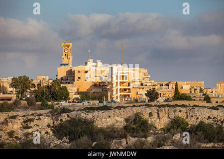 Vue aérienne, petite ville avec tour de l'horloge vu de la vieille ville de Mdina Banque D'Images