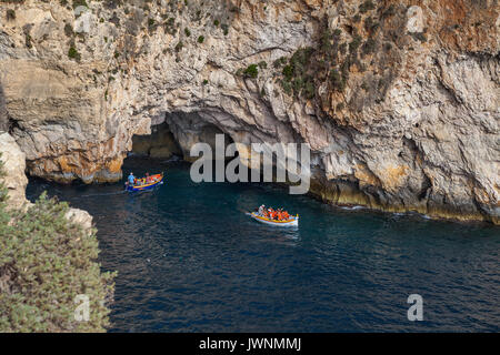 Grotte bleue, MALTE - 15 octobre 2016 : Voyage en bateau autour de falaises calcaires et des grottes Banque D'Images