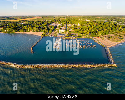 Vue aérienne de Lexington Michigan sur le lac Huron montrant un homme fait Harbour et comment il protège une marina de vent et vagues Banque D'Images