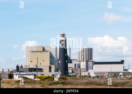 Vieux phare dormeur en face de l'un dormeur & B centrales nucléaires de puissance Banque D'Images