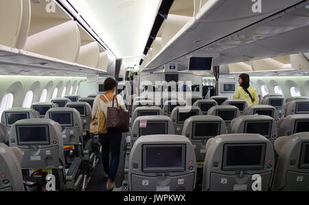 Tokyo, Japon - 15 mai 2017. Les passagers quittent l'avion civil à l'aéroport de Haneda à Tokyo, Japon. Banque D'Images
