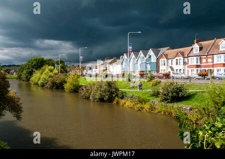 Menaces sur le Canal Militaire Royal et maisons en Rampart Road de Hythe, dans le Kent. Banque D'Images