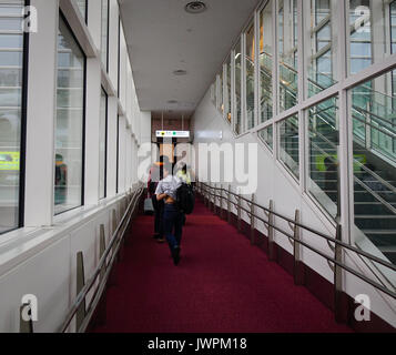 Tokyo, Japon - 15 mai 2017. Les gens qui marchent sur le hall de l'aéroport de Haneda à Tokyo, Japon. Haneda était le principal aéroport international de Tokyo Banque D'Images