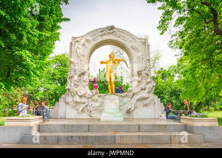 Parc de Vienne Stadtpark, vue sur la célèbre statue dorée du compositeur Johann Strauss dans le Stadtpark, au centre de Vienne, en Autriche. Banque D'Images