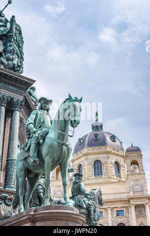 Le Kunsthistorisches Museum de Vienne, vue du Kunsthistorisches bâtiment avec des statues équestres sur la Maria Theresa monument situé sur l'avant-plan. Banque D'Images