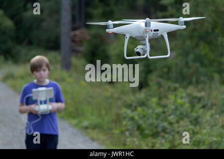 Jeune garçon aux commandes d'un drone Banque D'Images