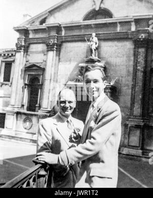 Recueillir des photos de Sir John Gielgud, de la collection de Paul Anstee : Paul et Sir John à Venise, Avril 1955 Banque D'Images