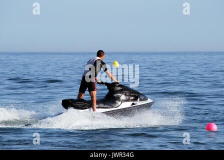 Homme monté sur un jet ski, Marbella, Province de Malaga, Andalousie, Espagne, Europe de l'Ouest. Banque D'Images