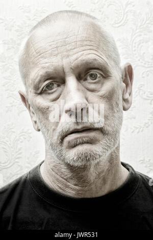 Portrait noir et blanc d'un triste et déprimé des profils caucasian man with yeux ternes Banque D'Images