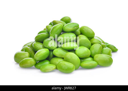 Tas de graines de haricots verts d'edamame ou soja isolé sur fond blanc Banque D'Images